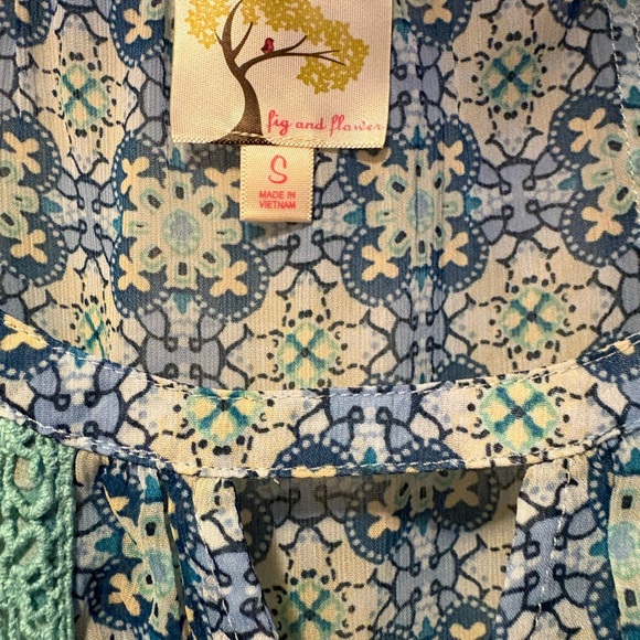 Fig and Flower Blue and Cream Floral Blouse - Picture 3 of 3